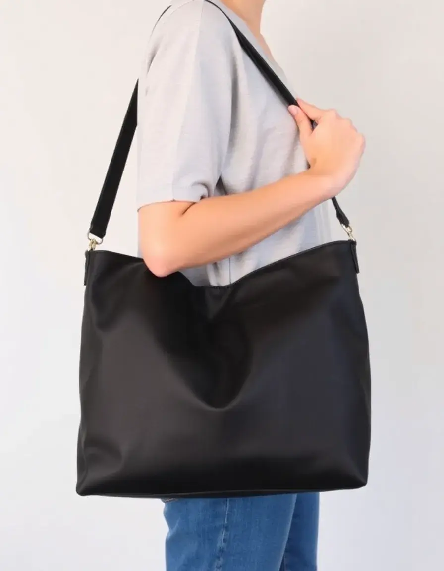 Black large capacity shoulder bag